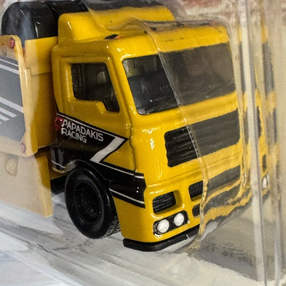 Hot Wheels Team Transport ’20 TOYOTA GR SUPRA & FLEET STREET #86 - Picture 8 of 9